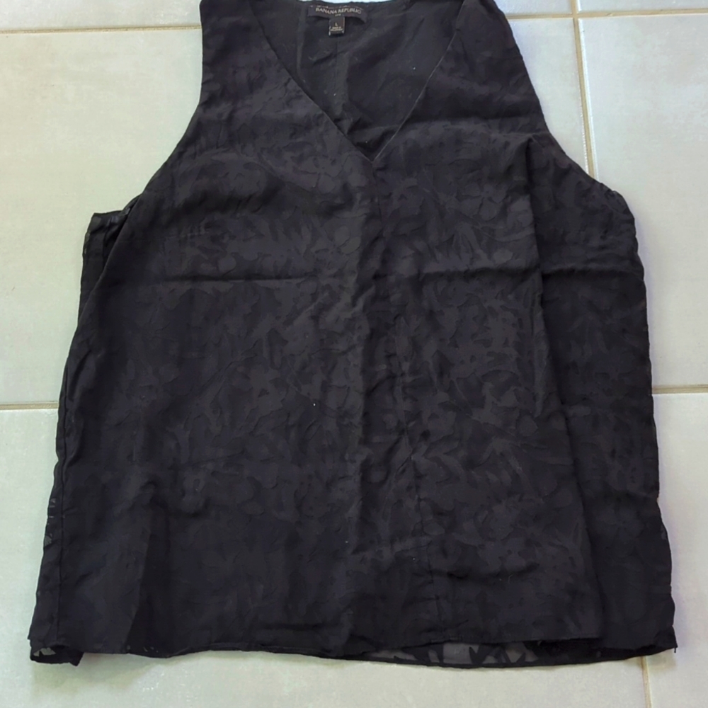 Black vneck tank floral